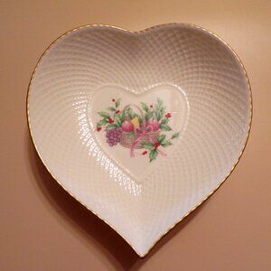 Mikasa Ivory Bone China Japan "Christmas Spirit" 82098 Heart Shaped Bowl Dish